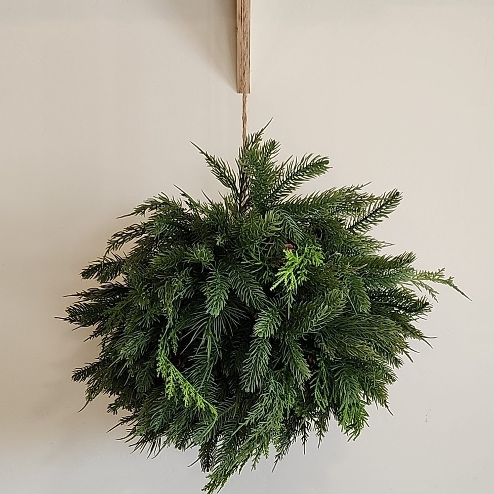 Elegant Green - Kissing Ball